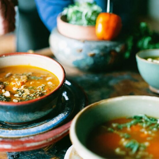 Quick chicken hummus bowl